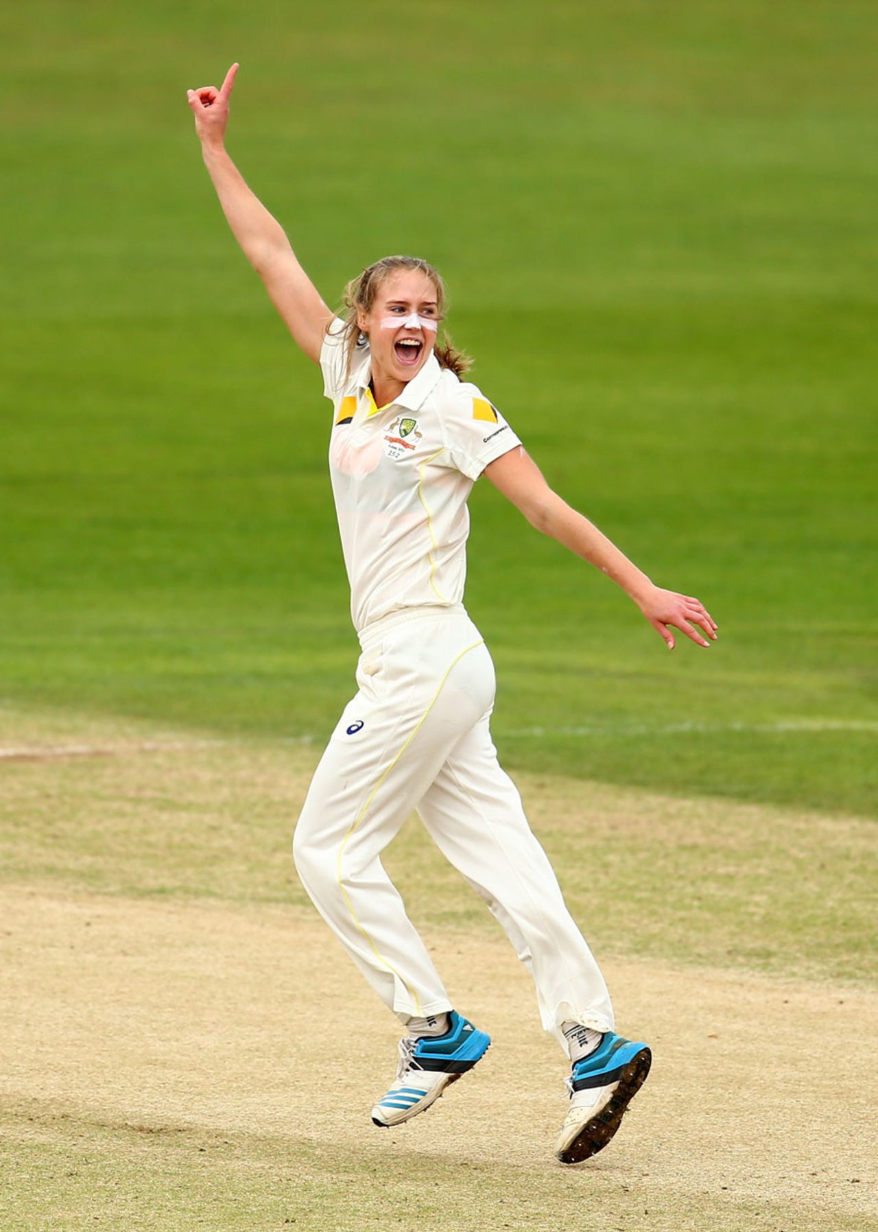 Ellyse Perry picked up two wickets in two balls, England v Australia, Women's Ashes Test, Canterbury, 2nd day, August 12, 2015