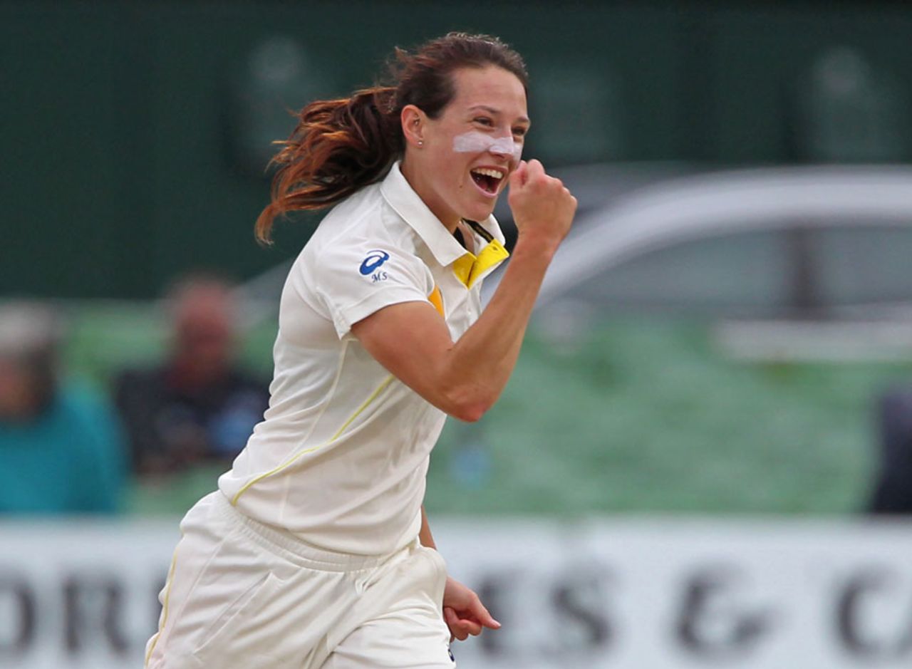 Megan Schutt finished with 4 for 26, England v Australia, Women's Ashes Test, Canterbury, 2nd day, August 12, 2015