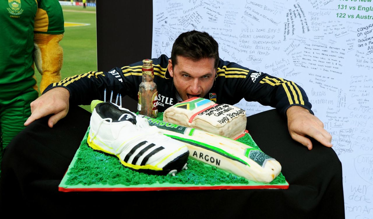 Graeme Smith poses with his birthday cake, South Africa v Pakistan, 1st Test, Johannesburg, February 1, 2013