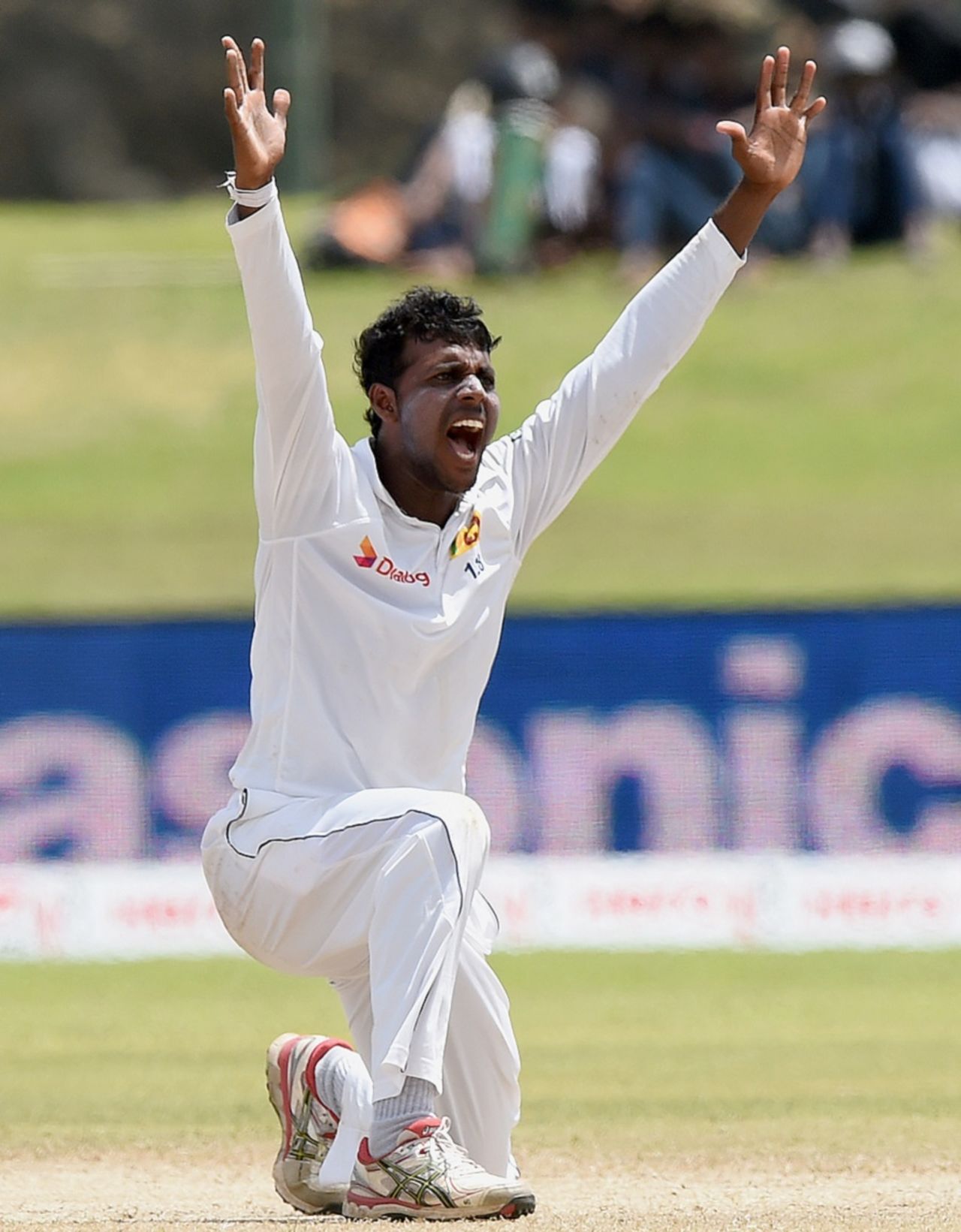 Tharindu Kaushal appeals successfully for an lbw against Virat Kohli, Sri Lanka v India, 1st Test, Galle, 2nd day, August 13, 2015