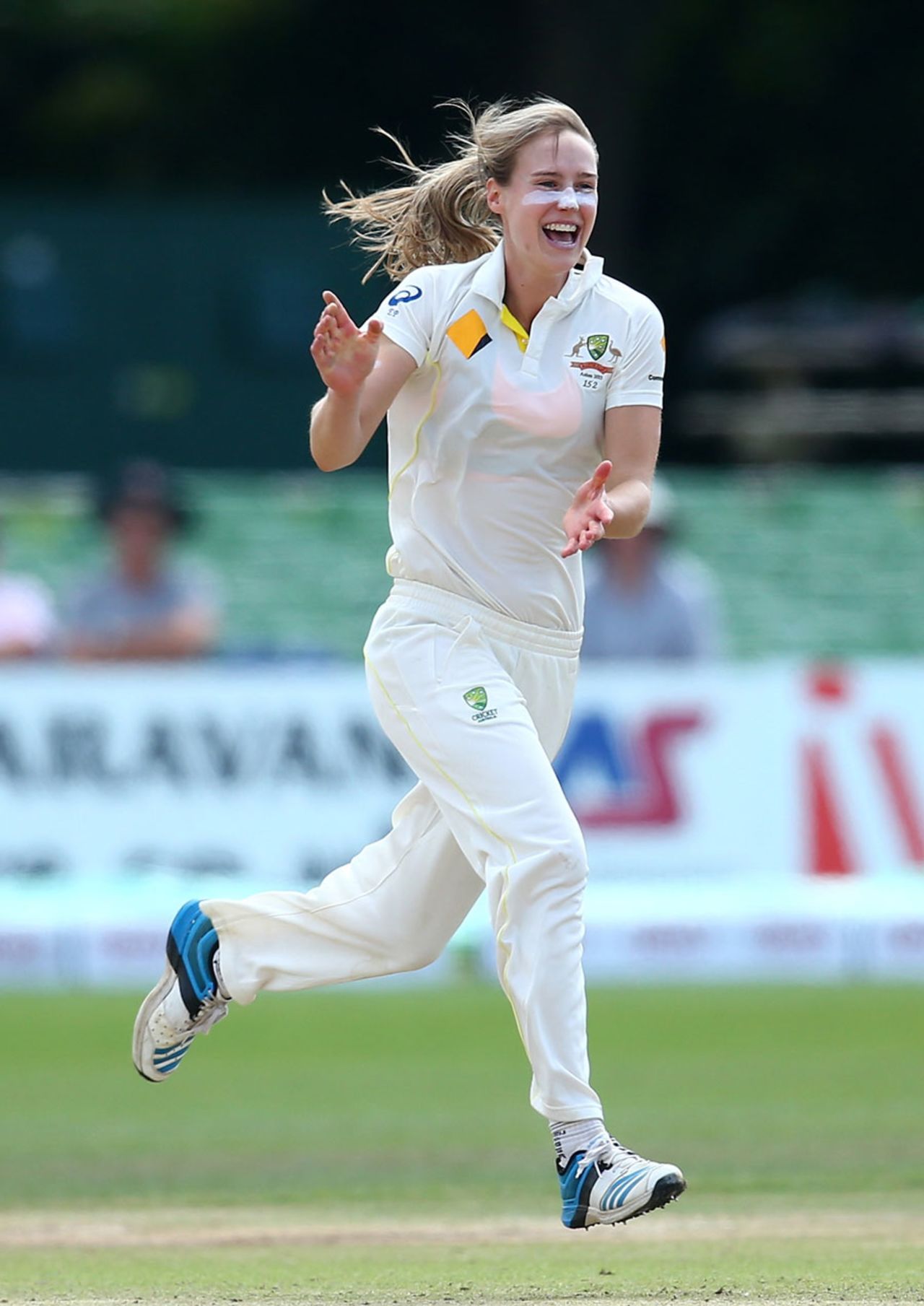 Ellyse Perry struck regular blows, England Women v Australia Women, Only Women's Test, Canterbury, 4th day, August 14, 2015