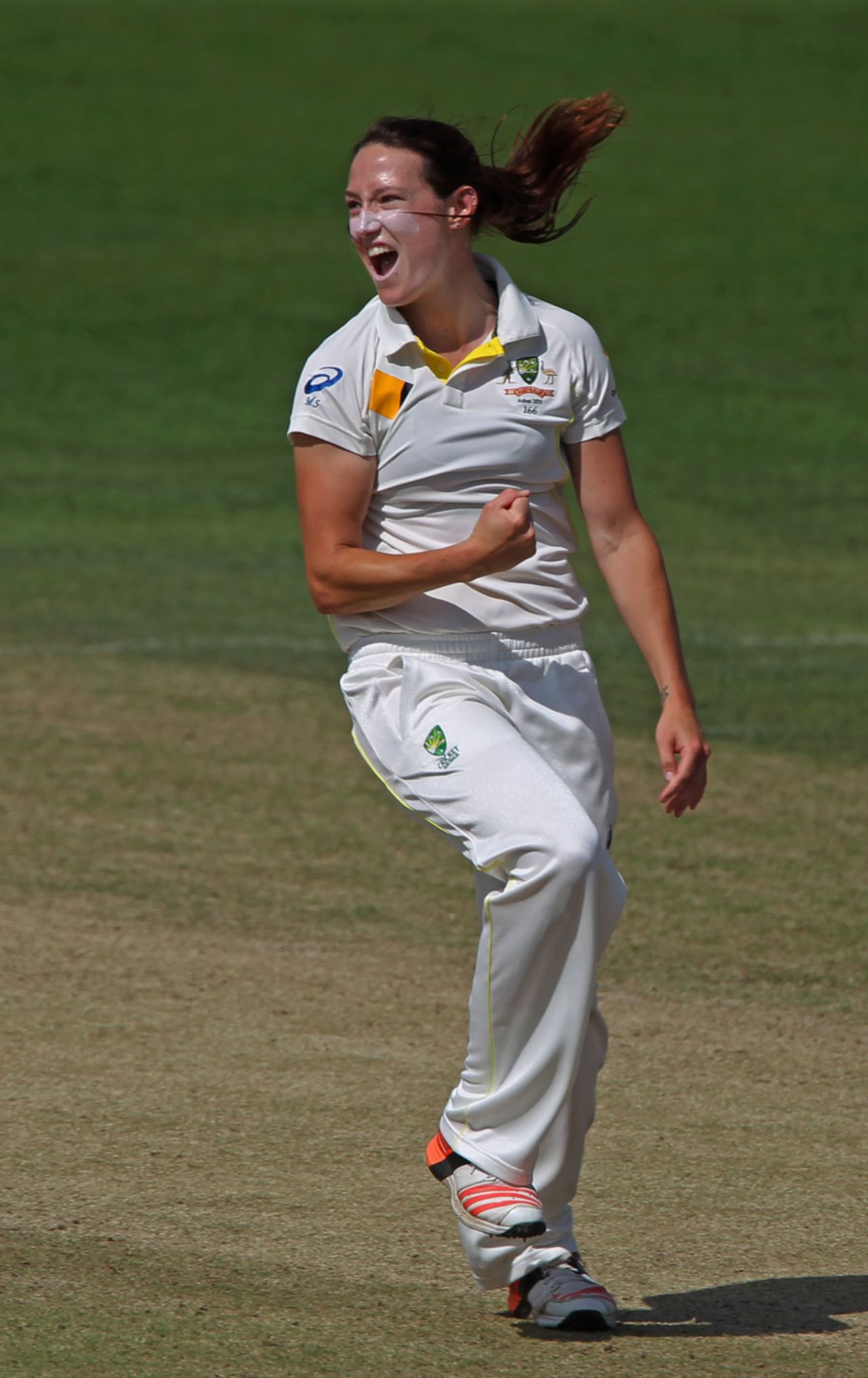 Megan Schutt took wickets in consecutive overs, England v Australia , Women's Ashes Test, Canterbury, 4th day, August 14, 2015