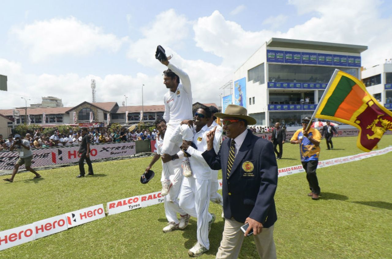 Kumar Sangakkara waves to the Galle crowd, Sri Lanka v India, 1st Test, Galle, 4th day, August 15, 2015