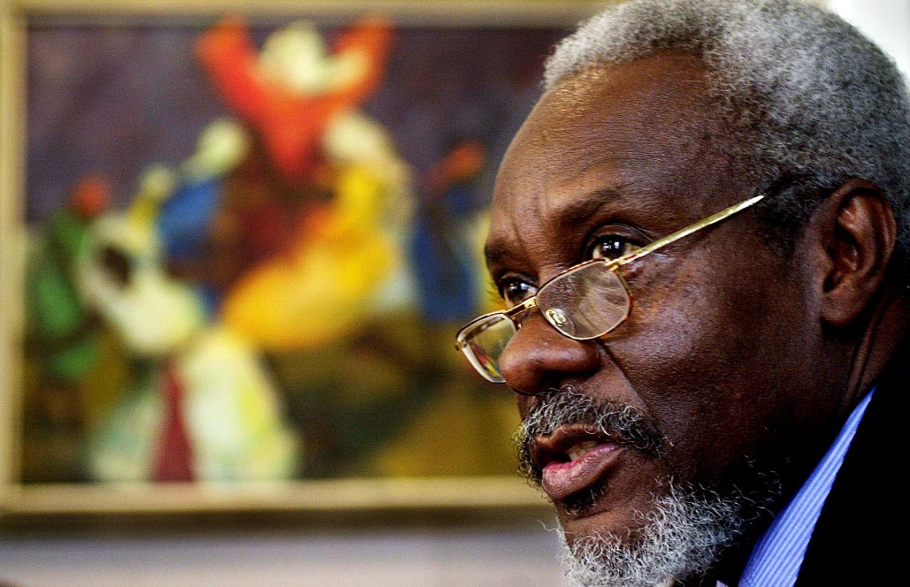 Jamaica prime minister PJ Patterson talks to reporters in Washington DC, August 27, 2001