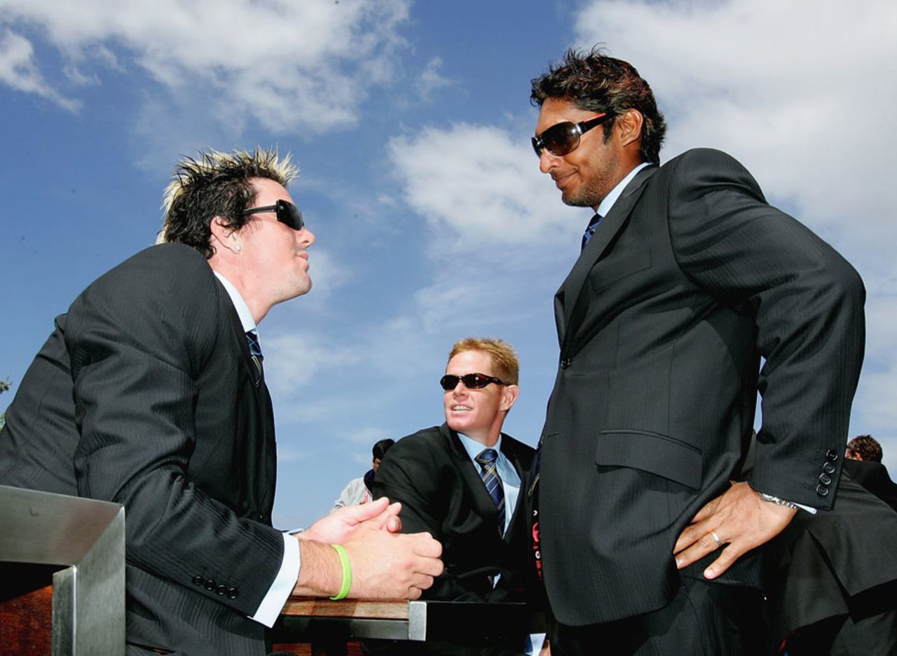 Kevin Pietersen and Kumar Sangakkara have a chat at the unveling of the ICC Super Series Trophy, Melbourne, October 3, 2005