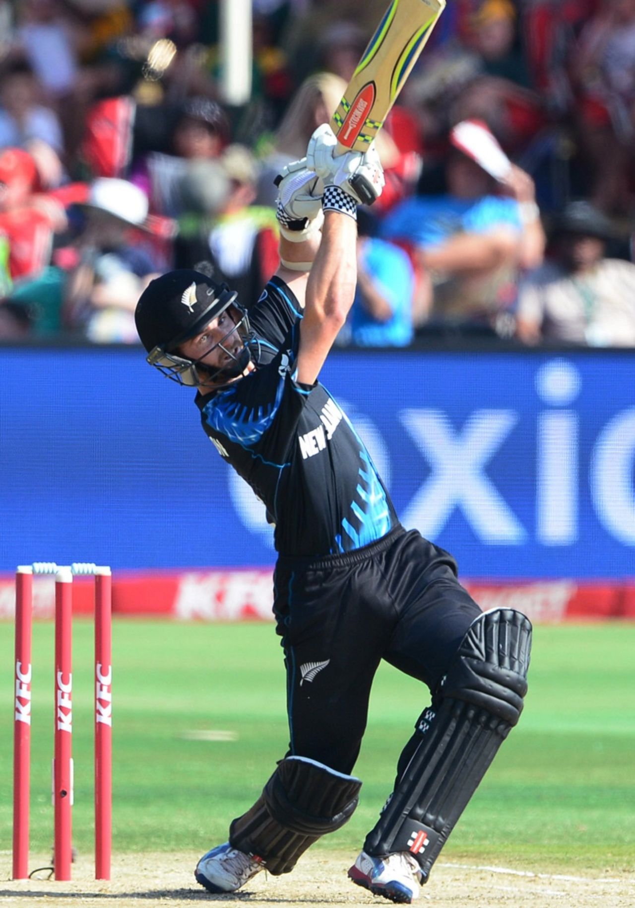 Kane Williamson takes the aerial route, South Africa v New Zealand, 2nd T20I, Centurion, August 16, 2015