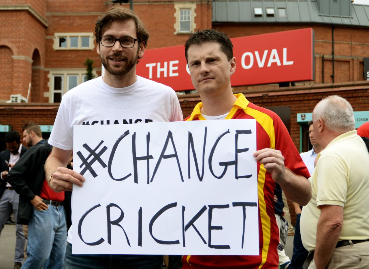 Sam Collins and Jarrod Kimber lead the Change Cricket protest, England v Australia, 5th Investec Ashes Test, The Oval, August 20, 2015