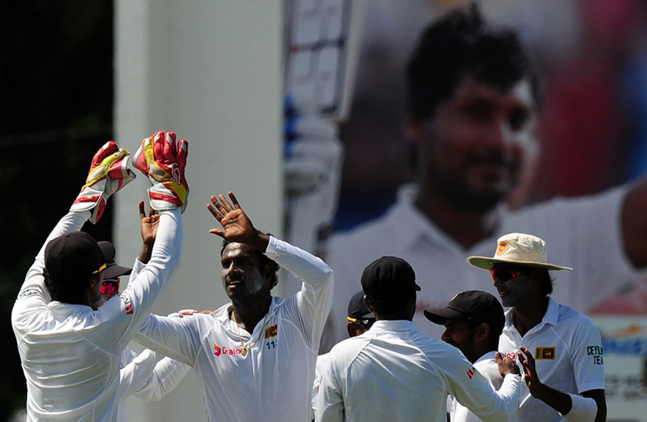 Angelo Mathews celebrates with team-mates after dismissing R Ashwin, Sri Lanka v India, 2nd Test, Colombo, 2nd day, August 21, 2015