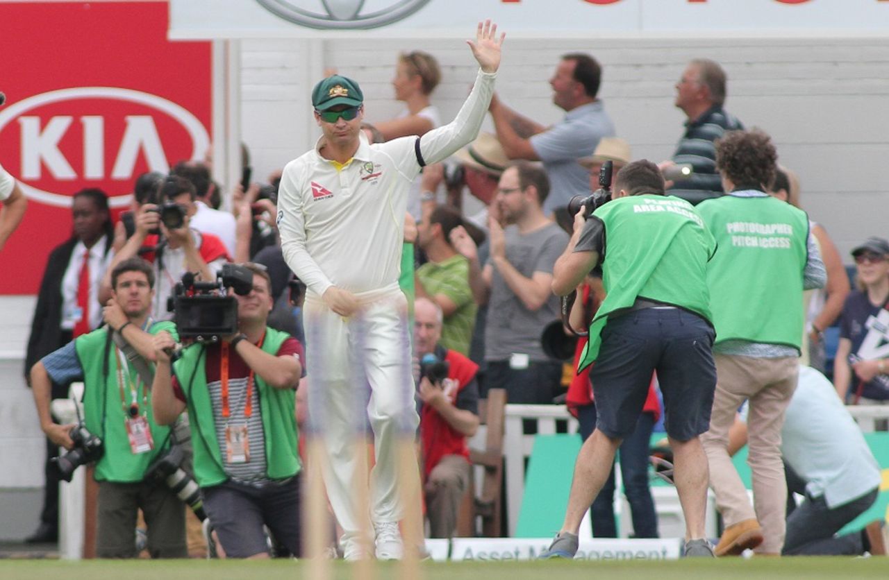 Michael Clarke waves to the crowd, England v Australia, 5th Investec Ashes Test, The Oval, 4th day, August 23, 2015