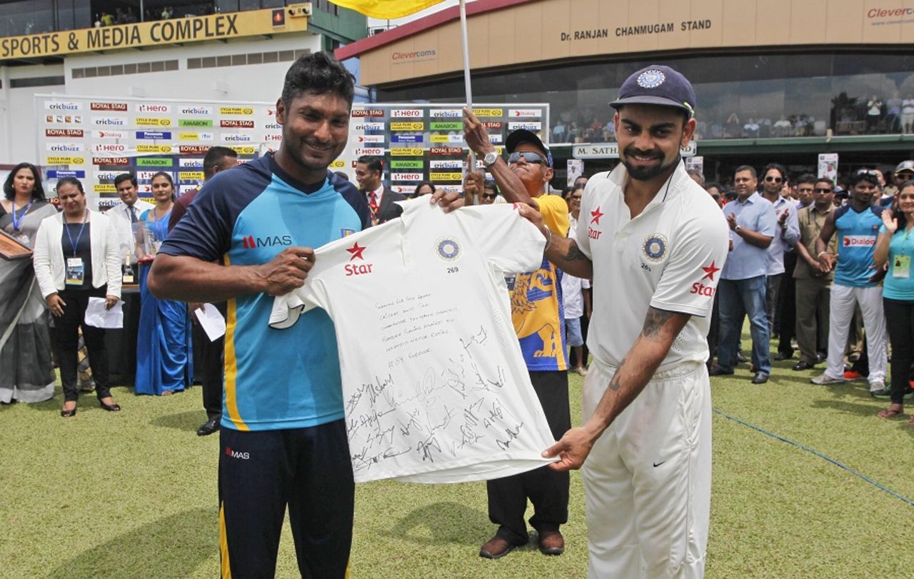 Virat Kohli presents Kumar Sangakkara a jersey signed by Indian players, Sri Lanka v India, 2nd Test, P Sara Oval, Colombo, 5th day, August 24, 2015
