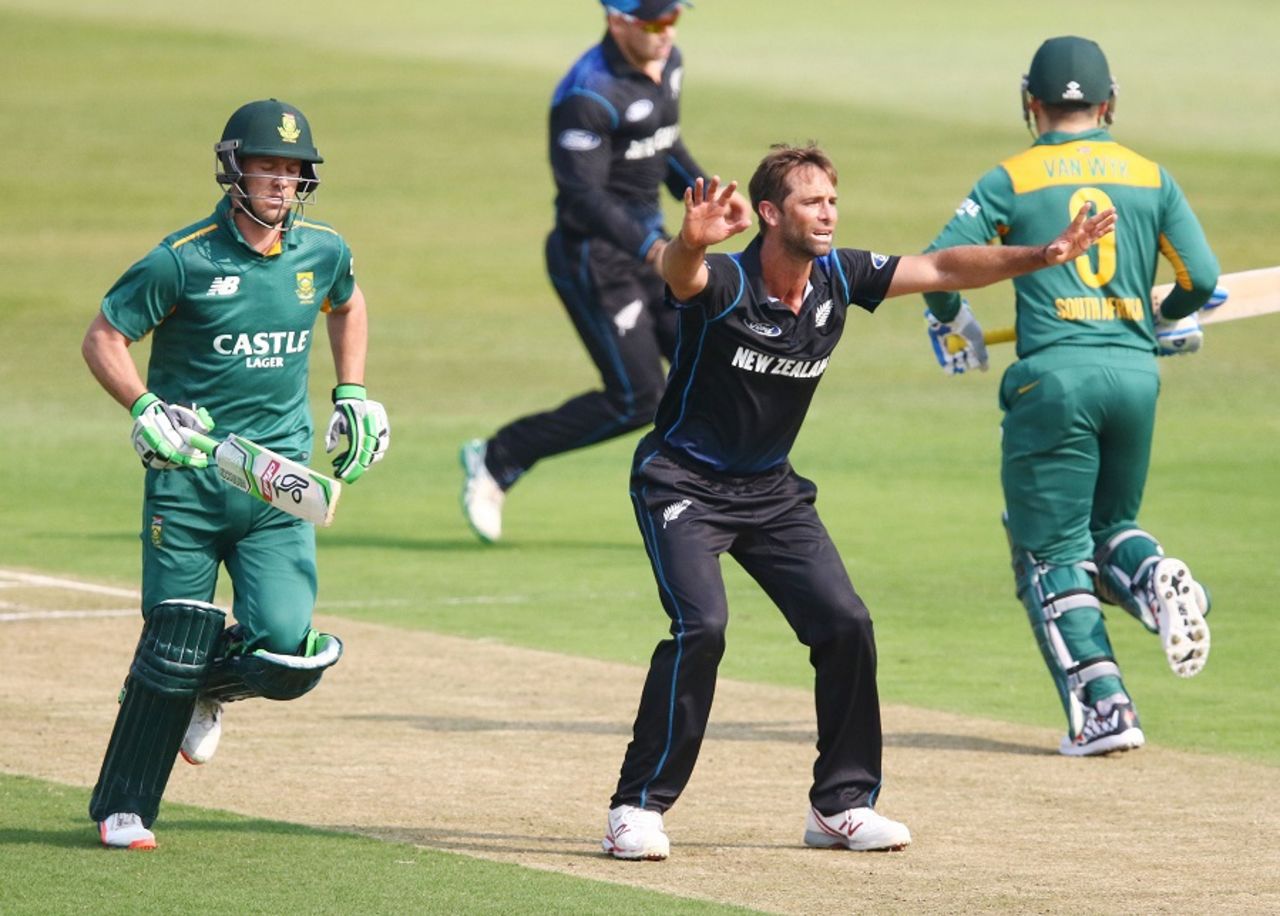 Grant Elliott got some movement and purchase with his slower balls, South Africa v New Zealand, 3rd ODI, Durban, August 26, 2015