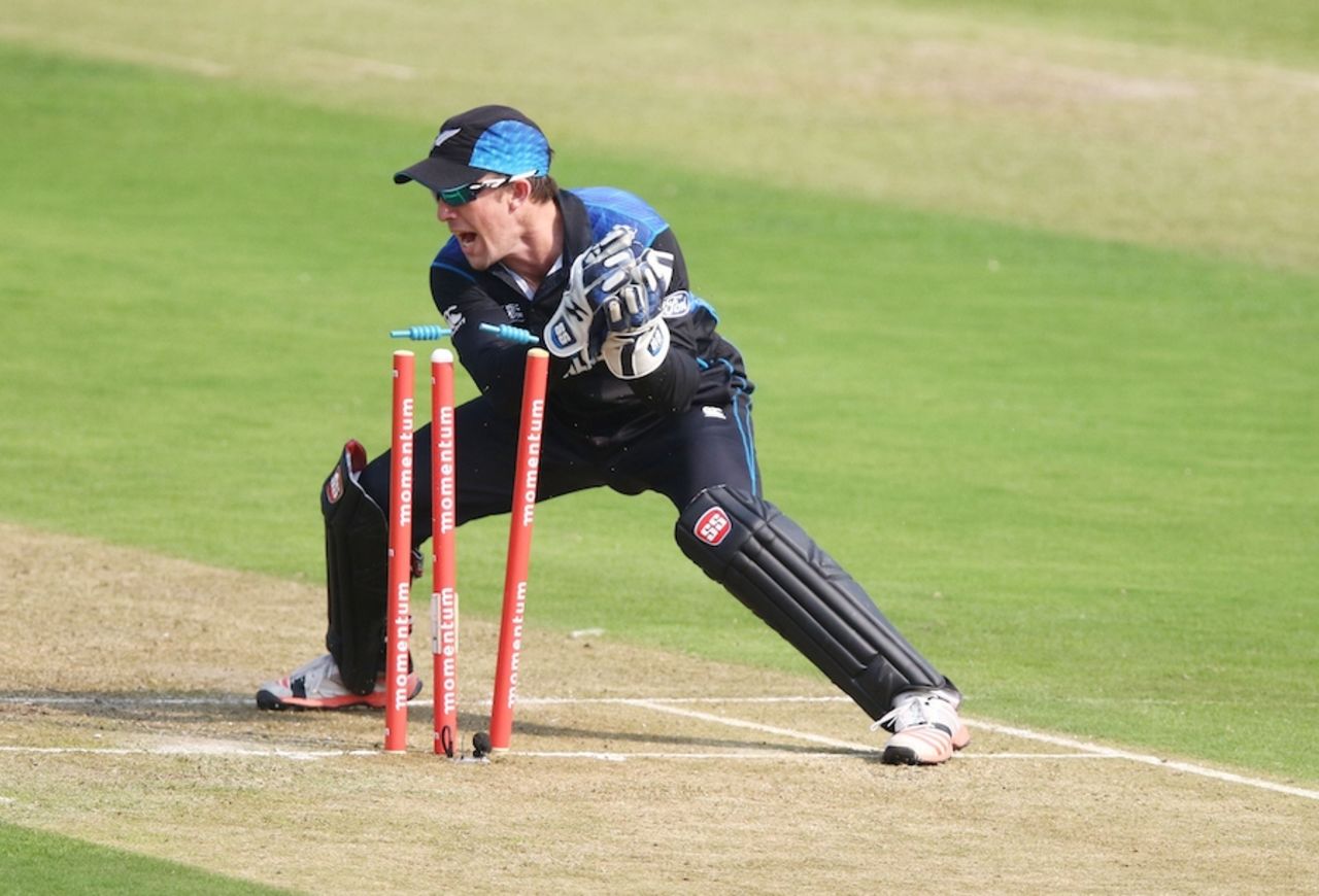 Luke Ronchi attempts a run-out, South Africa v New Zealand, 3rd ODI, Durban, August 26, 2015