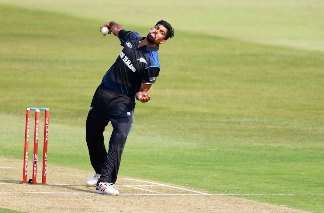 Ish Sodhi rolls his arm, South Africa v New Zealand, 3rd ODI, Durban, August 26, 2015
