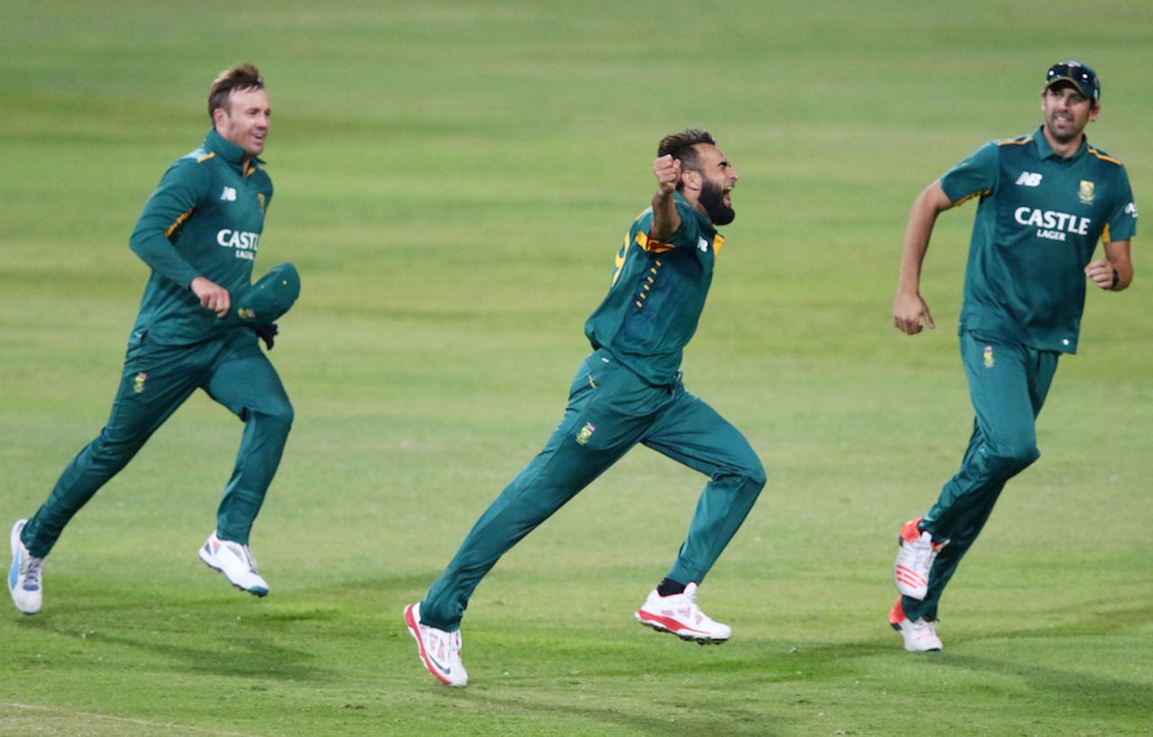 Eyes wide shut: Imran Tahir doesn't look back once he starts running, South Africa v New Zealand, 3rd ODI, Durban, August 26, 2015