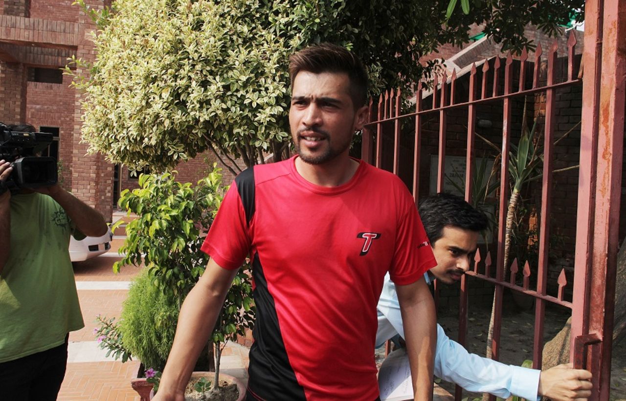 Mohammad Amir makes his way into the Gaddafi Stadium, Lahore, August 26, 2015