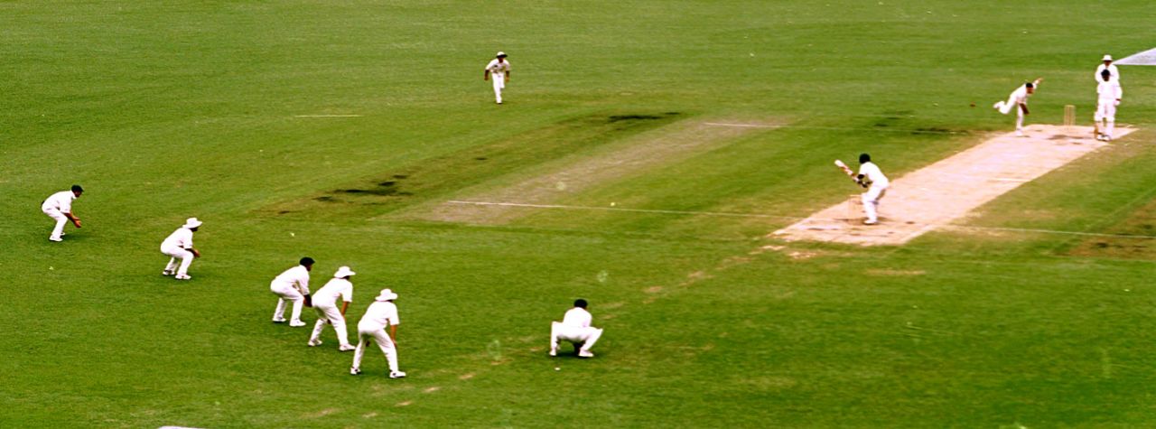 Damien Fleming bowls to Saeed Anwar, Australia v Pakistan, 1st Test, Brisbane, 4th day, November 8, 1999