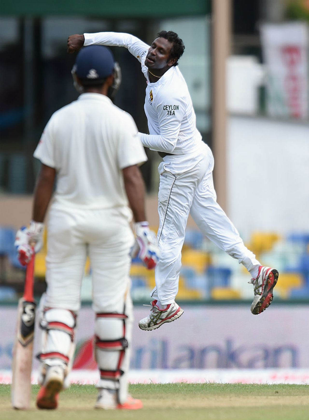 Angelo Mathews celebrates after dismissing Virat Kohli, Sri Lanka v India, 3rd Test, SSC, Colombo, 2nd day, August 29, 2015