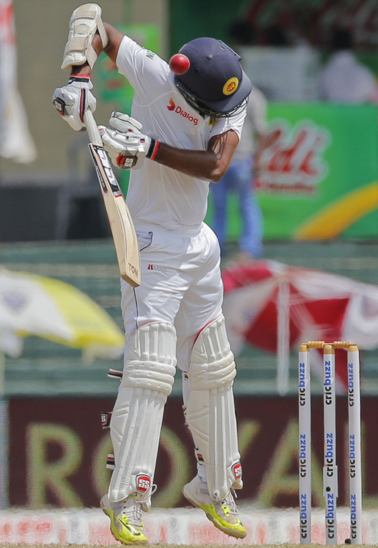Lahiru Thirimanne cops a bouncer from Ishant Sharma, Sri Lanka v India, 3rd Test, SSC, Colombo, 5th day, September 1, 2015