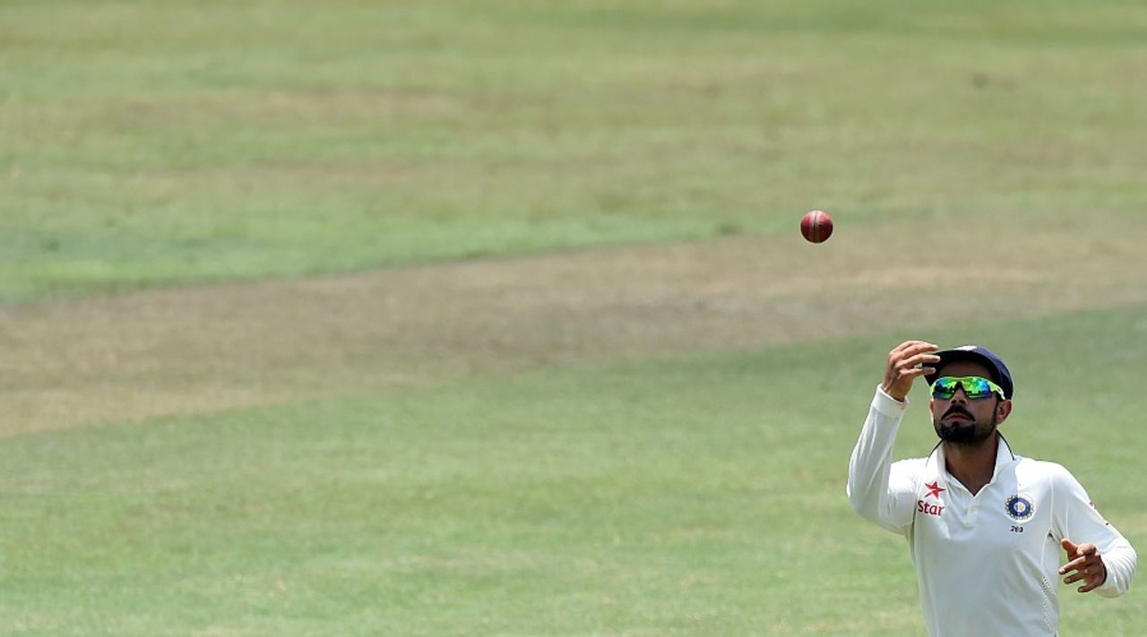 Virat Kohli tosses the ball up, Sri Lanka v India, 3rd Test, SSC, Colombo, 5th day, September 1, 2015