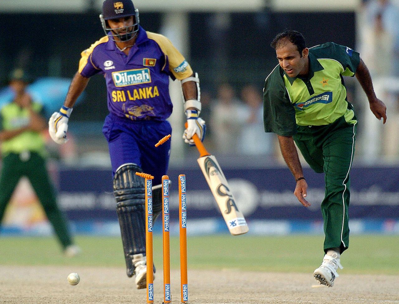 Marvan Atapattu is run out by Naved-ul-Hasan, Pakistan v Sri Lanka, 6th match, Lahore, October 14, 2004