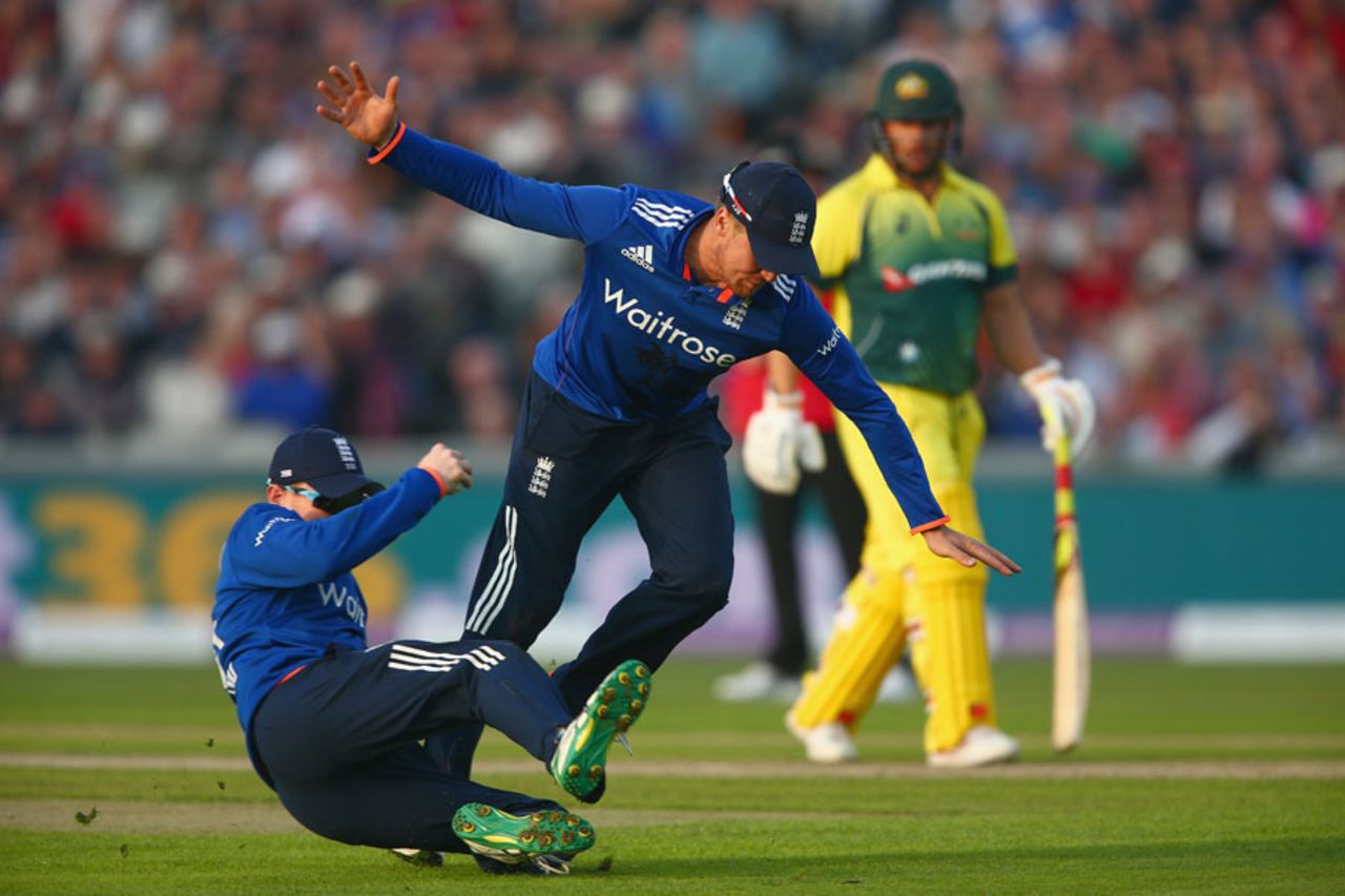 Eoin Morgan and Jason Roy narrowly avoided a collision, England v Australia, 3rd ODI, Old Trafford, September 8, 2015