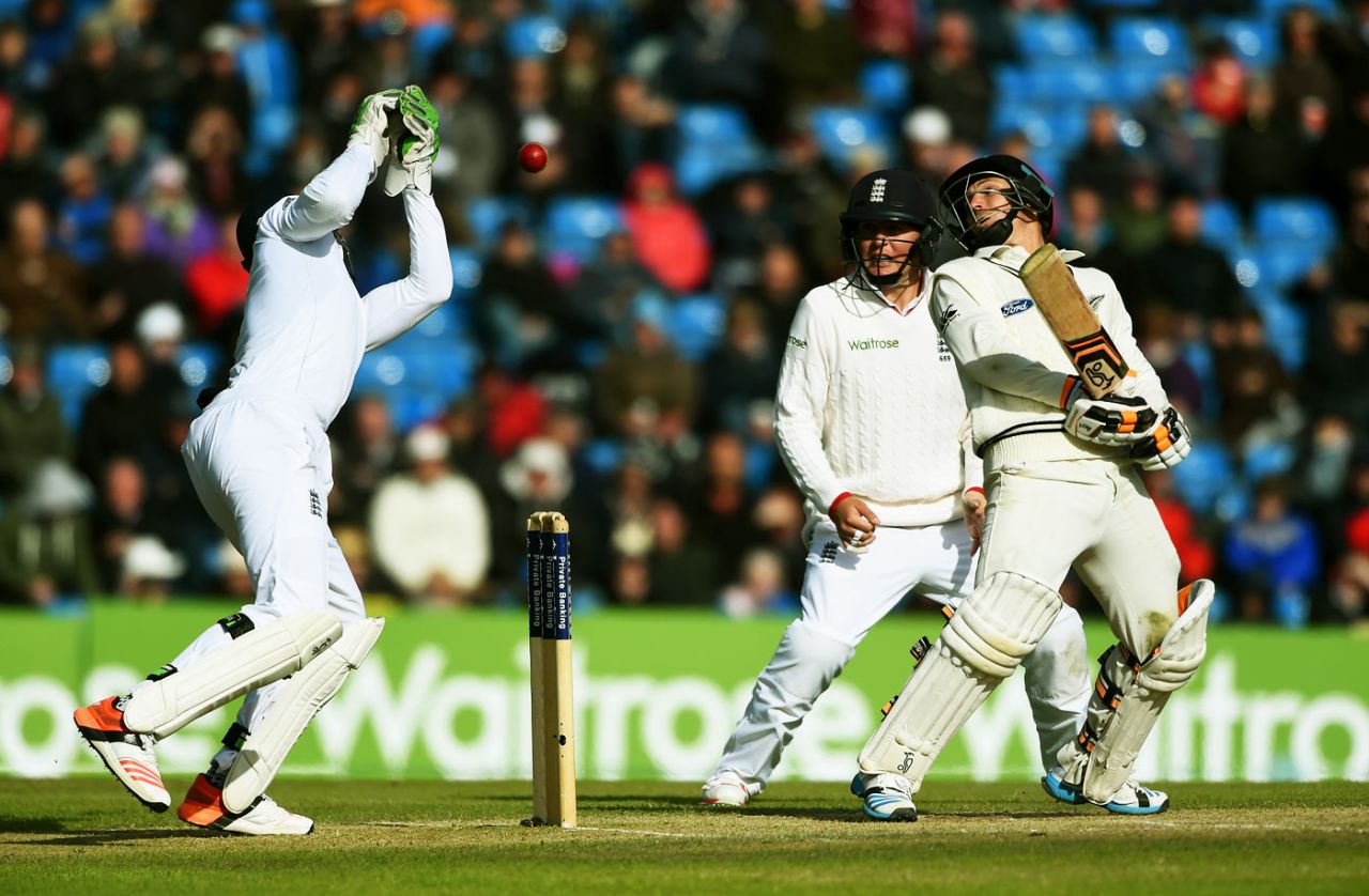 BJ Watling offers a rare chance, England v New Zealand, 2nd Investec Test, Headingley, 3rd day, May 31, 2015