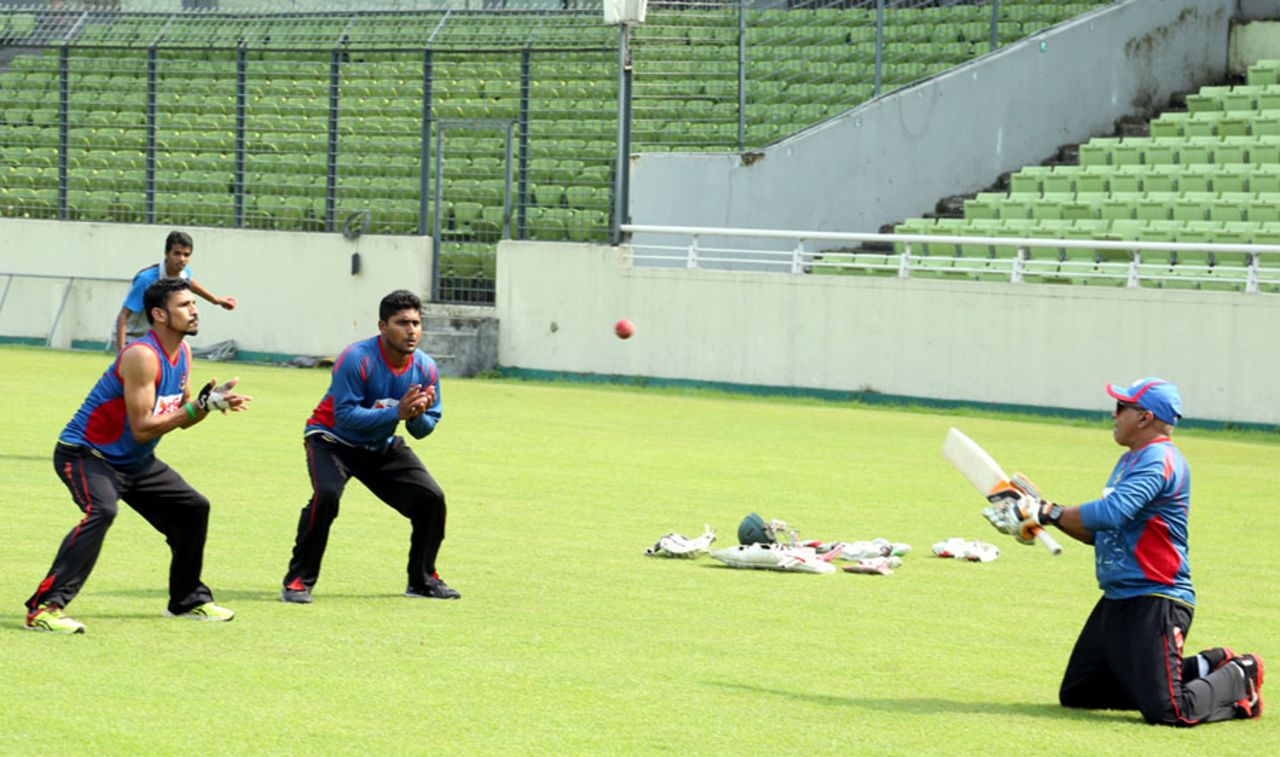 Chandika Hathurusingha gives catching practice to Nasir Hossain and Imrul Kayes, Dhaka, September 9, 2015