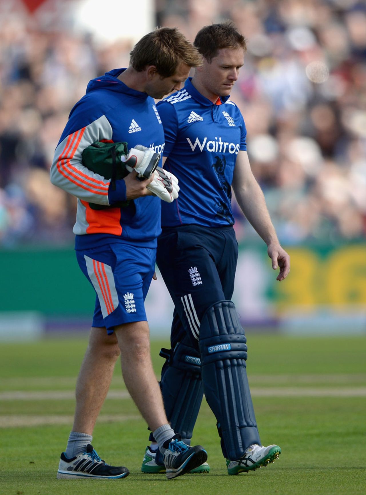 Eoin Morgan retired hurt after a blow to the head, England v Australia, 5th ODI, Old Trafford, September 13, 2015