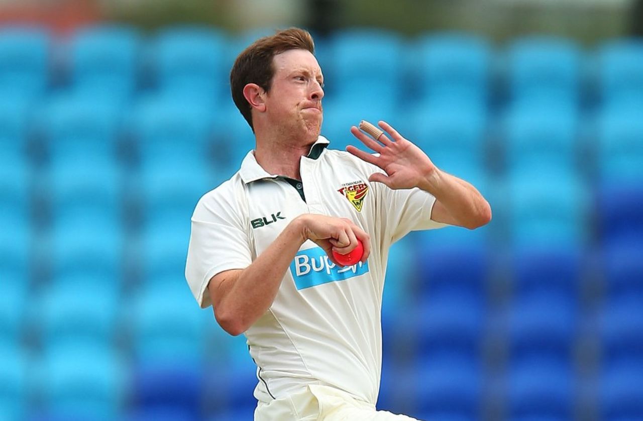 Andrew Fekete runs in to bowl, Tasmania v Victoria, Sheffield Shield 2014-15, 1st day, Hobart, November 8, 2014