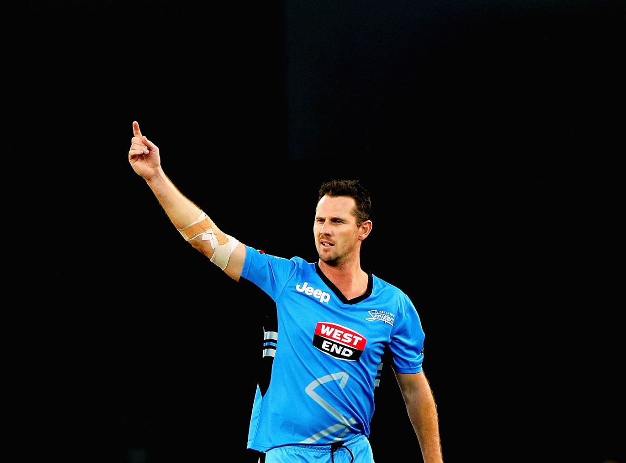 Shaun Tait appeals for a wicket, Adelaide Strikers v Hobart Hurricanes, Big Bash League, Adelaide, December 31, 2014