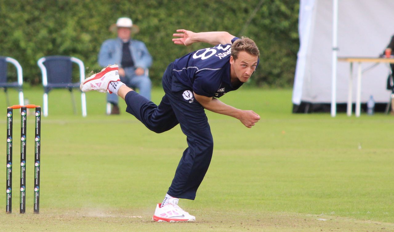 Josh Davey took three wickets in his opening spell, Netherlands v Scotland, WCL Championship, Amstelveen, September 14, 2015