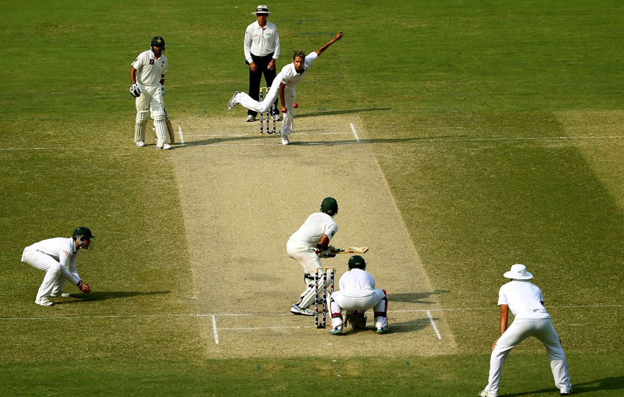 Imran Tahir bowls to Azhar Ali, Pakistan v South Africa, 2nd Test, Dubai, 3rd day, October 25, 2013