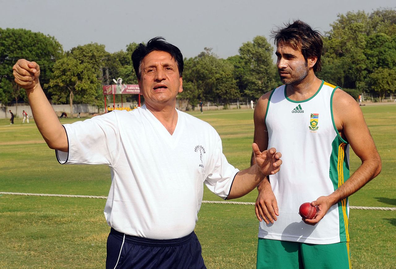 Abdul Qadir gives Imran Tahir a tutorial on legspin, Lahore, May 29, 2012