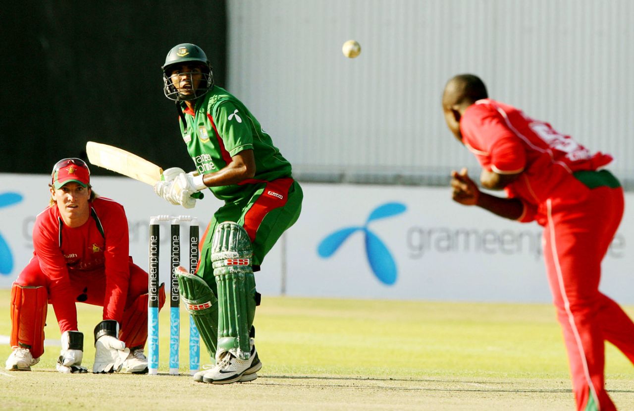 Prosper Utseya bowls to Mahbubul Alam, Zimbabwe v Bangladesh, 3rd ODI, Bulawayo, August 14, 2009