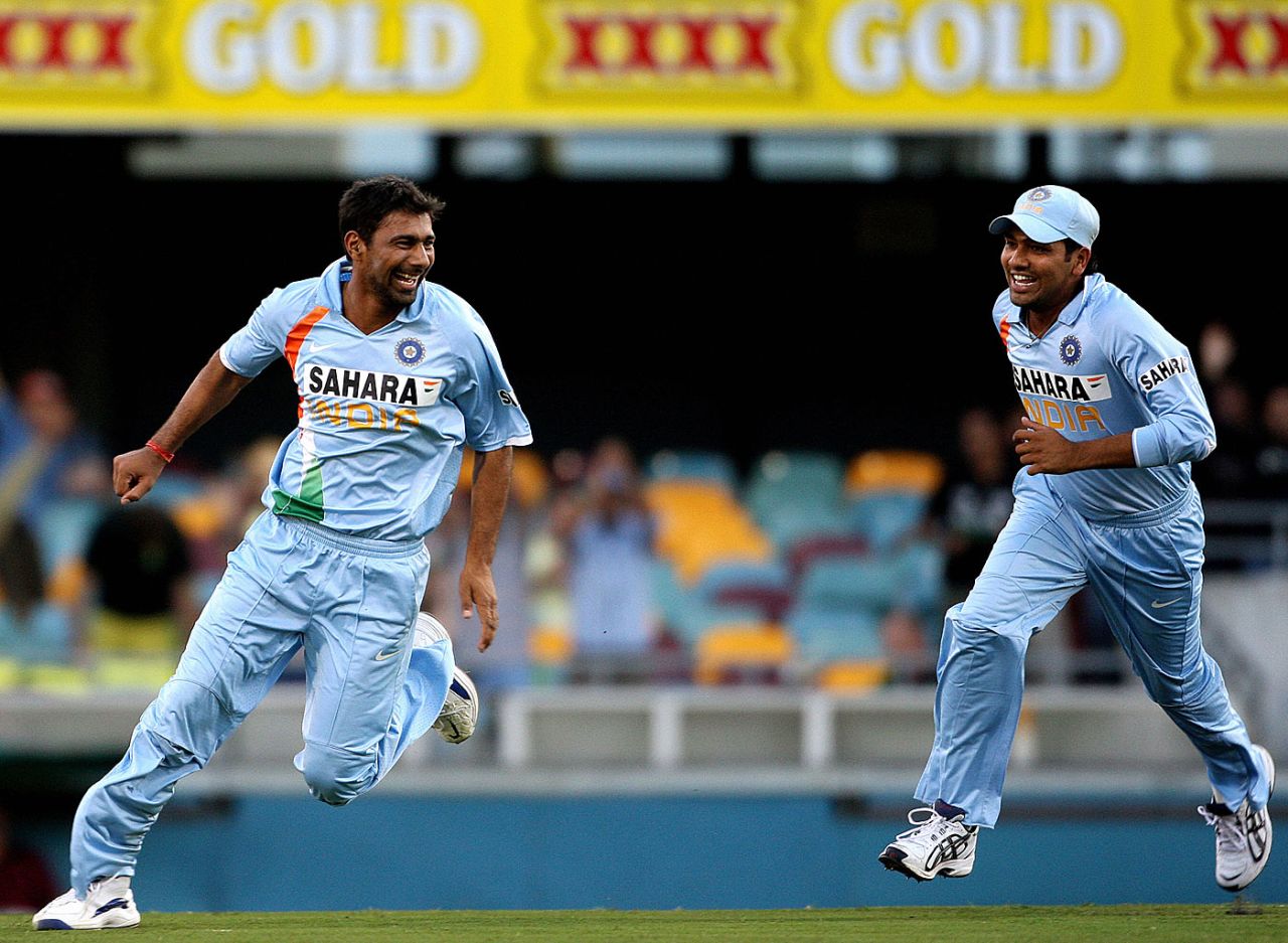 Praveen Kumar and Rohit Sharma celebrate a wicket, Australia v India, CB Series, 2nd final, Brisbane, March 4, 2008 