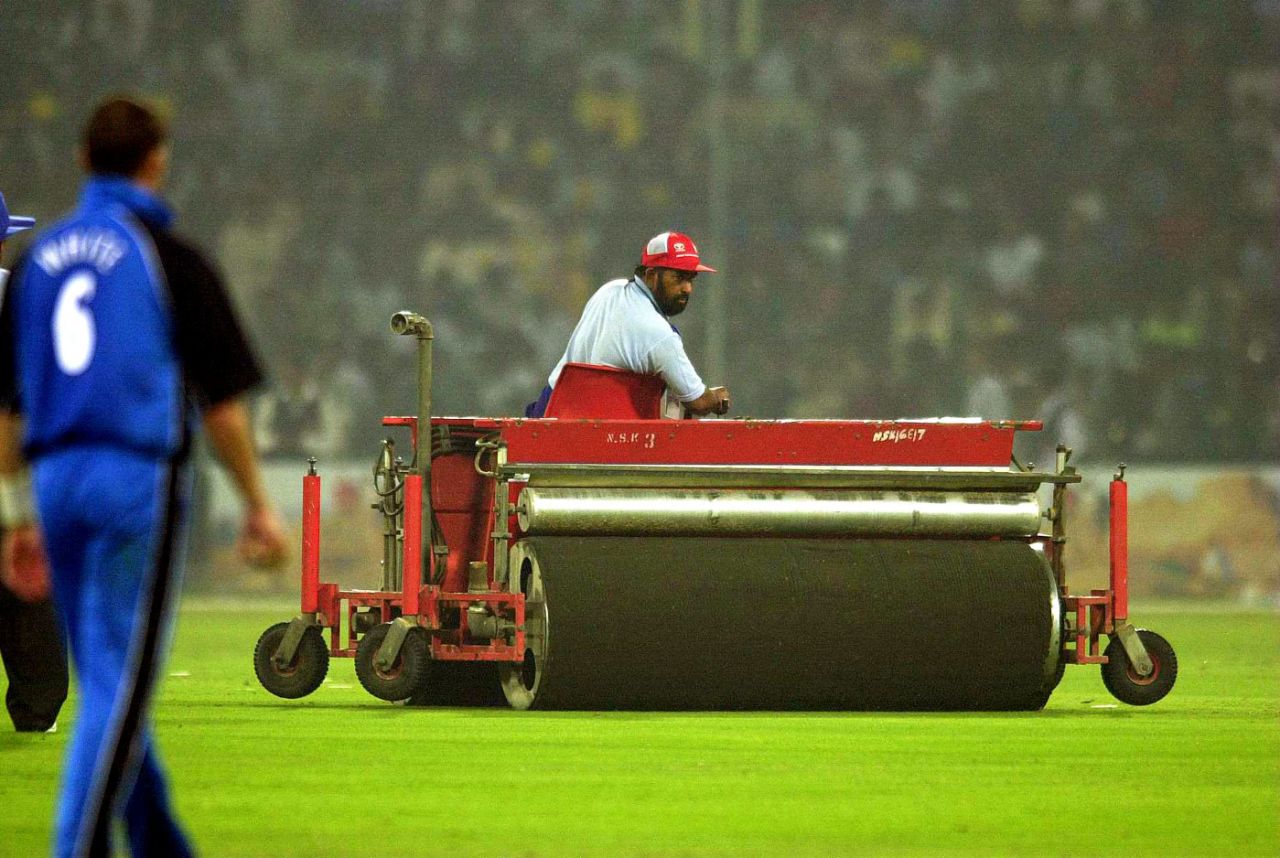 The Super Sopper comes out to mop up the dew , England v Pakistan, 2nd ODI, Lahore, October 27, 2000