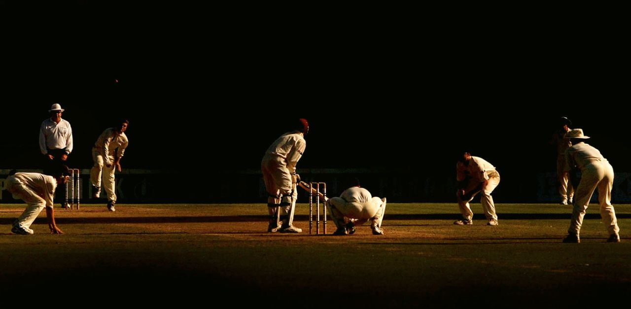 Stuart MacGill bowls, New South Wales v Queensland, Sheffield Shield, Sydney, 3rd day, March 8, 2003
