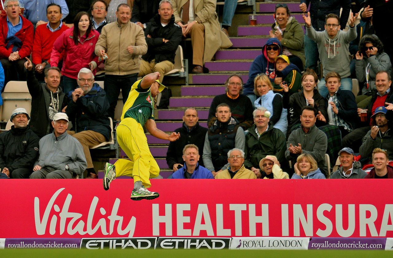 Nathan Coulter-Nile attempts to take a catch at the boundary, England v Australia, 1st ODI, Ageas Bowl, September 3, 2015