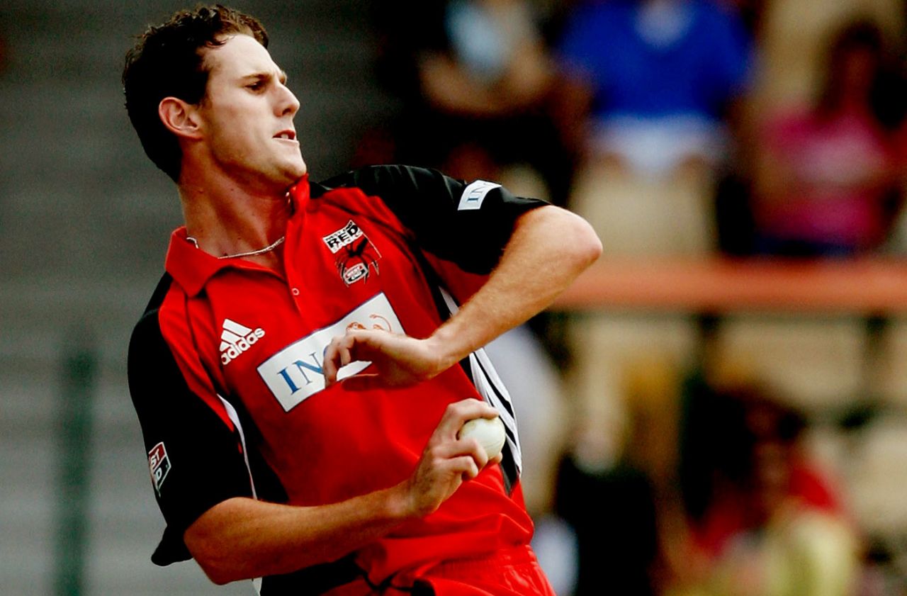 Shaun Tait bowls, South Australia v New South Wales, ING Cup final, Adelaide, February 26, 2006 