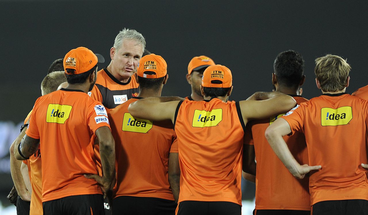 Tom Moody gathers the Sunrisers Hyderabad players for a huddle, Hyderabad, IPL 2015, May 2, 2015