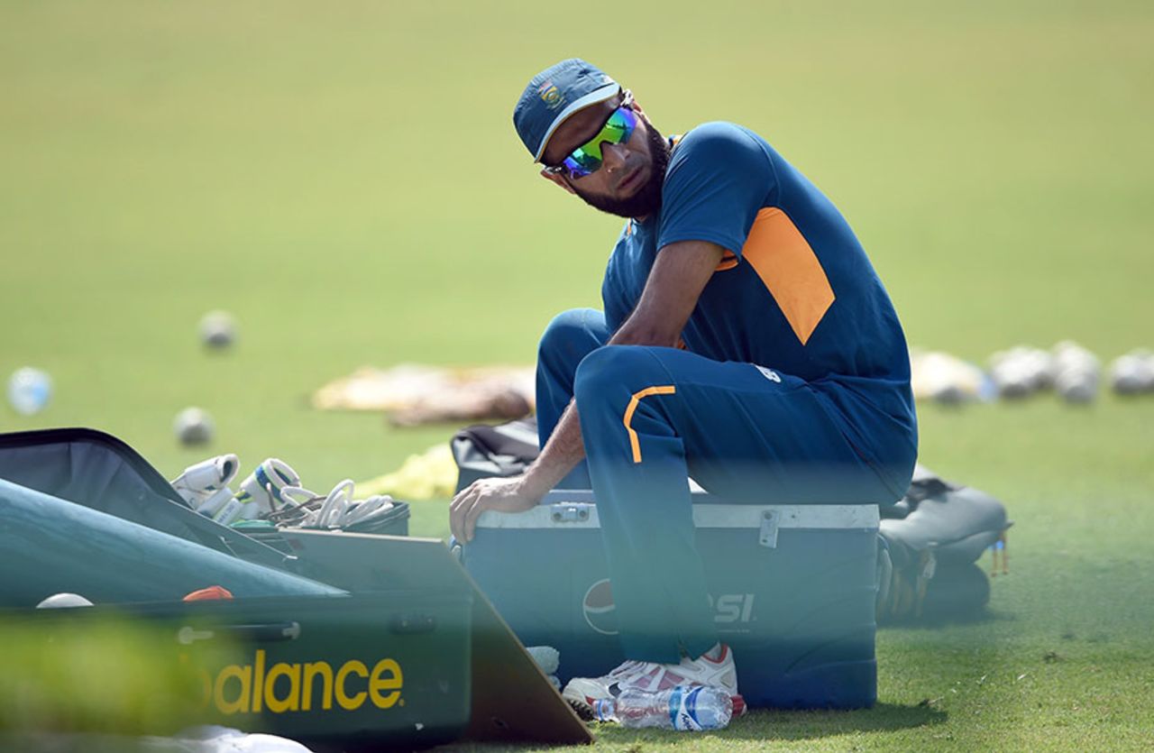 Imran Tahir takes a breather during South Africa's practice session, Delhi, September 28, 2015