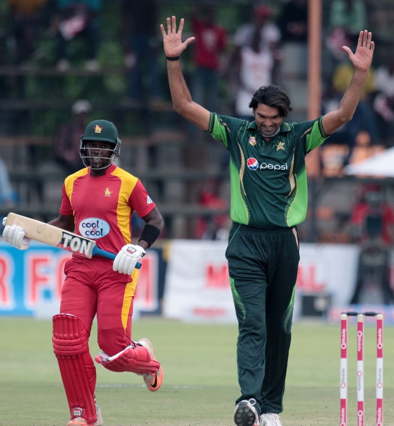 Mohammad Irfan picked up two wickets,  Zimbabwe v Pakistan, 2nd T20I, Harare, September 29, 2015