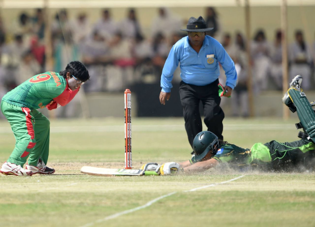 Bismah Maroof makes her ground in time as Nigar Sultana attempts to run her out, Pakistan v Bangladesh, 2nd women's T20I, Karachi, October 1, 2015