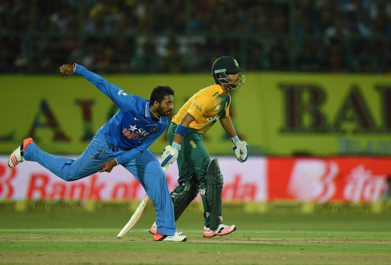 S Aravind bowls on debut, India v South Africa, 1st T20, Dharamsala, October 2, 2015
