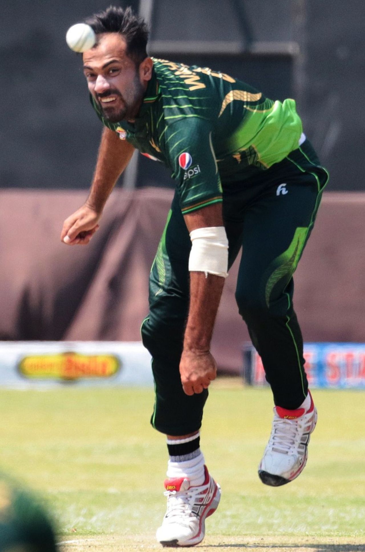 Wahab Riaz delivers the ball, Zimbabwe v Pakistan, 2nd ODI, Harare, October 3, 2015