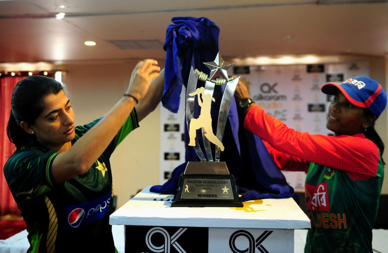 Sana Mir and Salma Khatun, the captains of the Pakistan and Bangladesh women's teams, unveil the ODI series trophy, Karachi, October 3, 2015