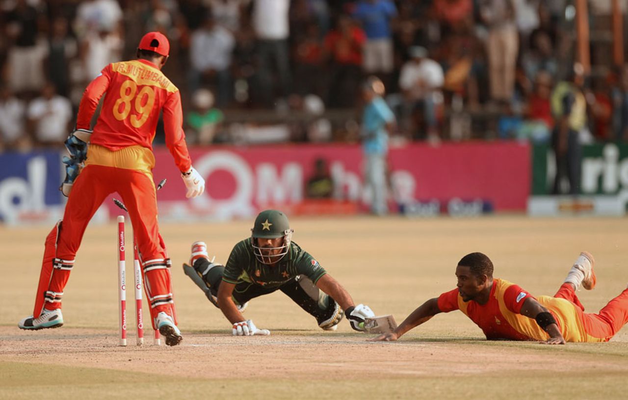 Wahab Riaz is run-out after a splendid effort from Elton Chigumbura, Zimbabwe v Pakistan, 2nd ODI, Harare, October 3, 2015