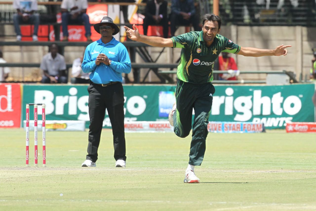 Bilal Asif claimed his maiden five-wicket haul, Zimbabwe v Pakistan, 3rd ODI, Harare, October 5, 2015