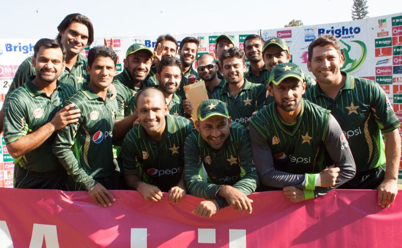 The Pakistan players with the trophy, Zimbabwe v Pakistan, 3rd ODI, Harare, October 5, 2015