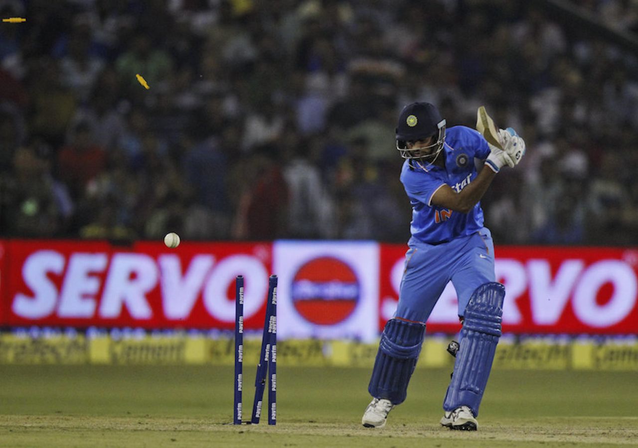 Bhuvneshwar Kumar has his stumps rattled, India v South Africa, 2nd T20I, Cuttack, October 5, 2015
